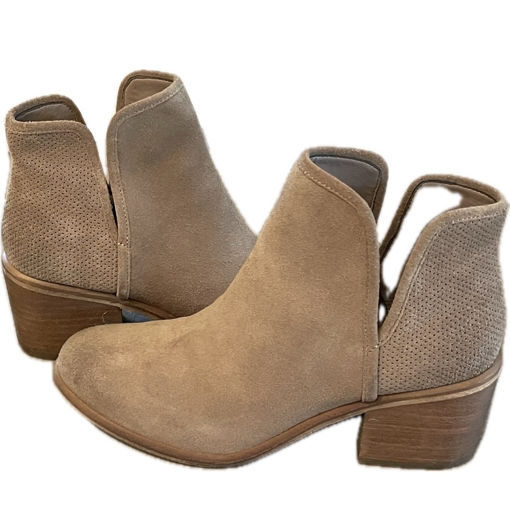 Hinge Biege/Tan  Barris Block Heel Suede Leather Ankle Pull on Booties